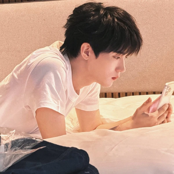 Popular photo full of fans’ love for Zhou Yiran