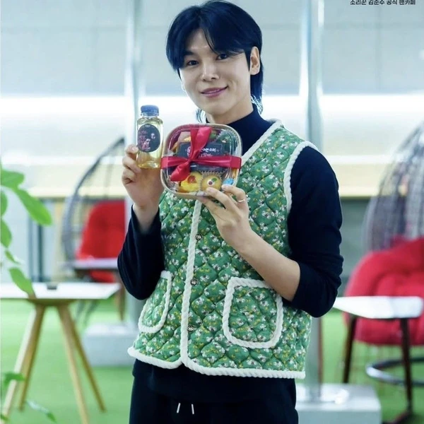 Popular photo full of fans’ love for Kim Junsu (1991)