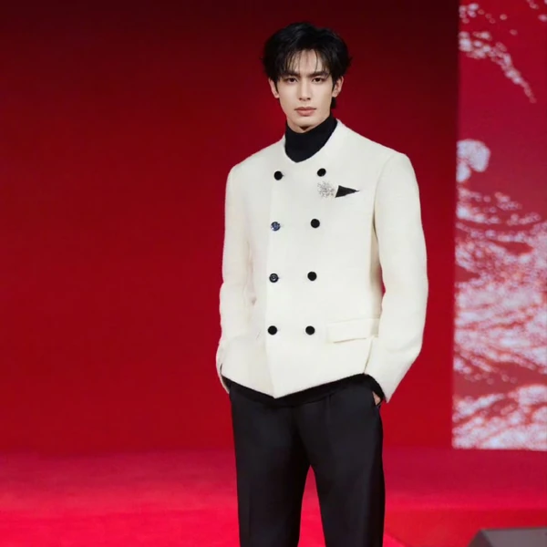 Popular photo full of fans’ love for Song WeiLong