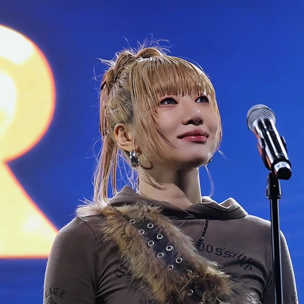 Popular photo full of fans’ love for BADA