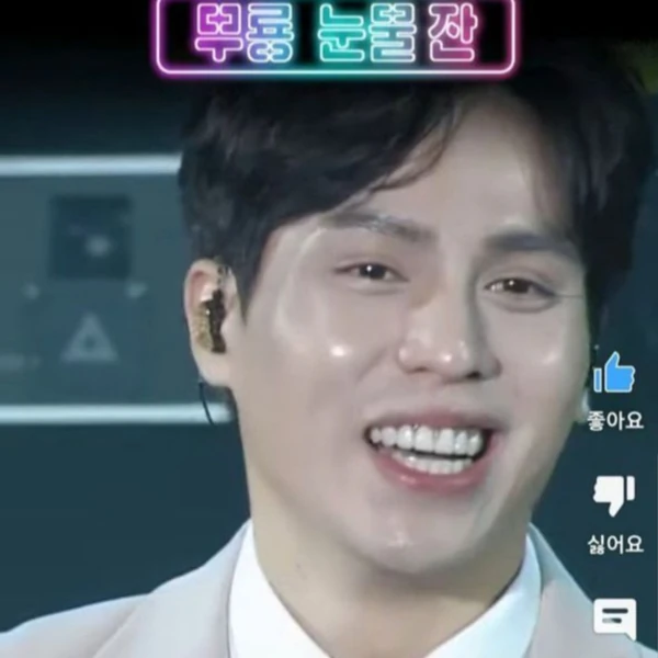 Popular photo full of fans’ love for Mooryong