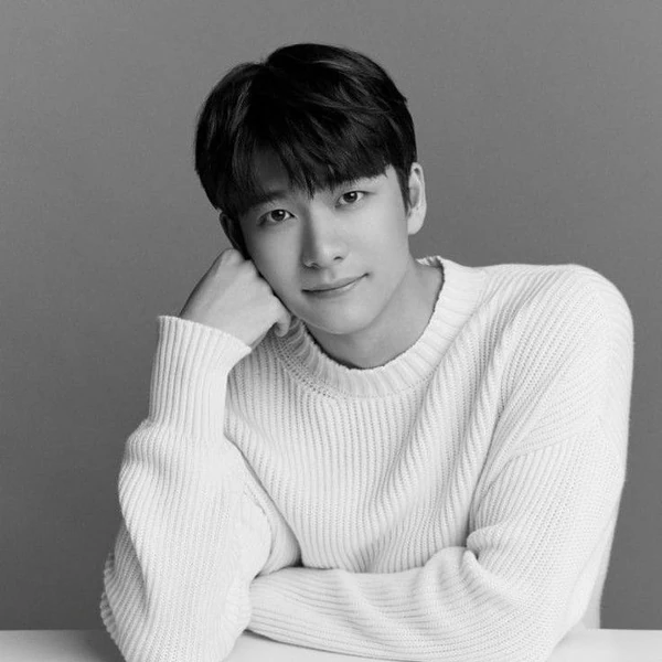 Popular photo full of fans’ love for Kang Taeoh