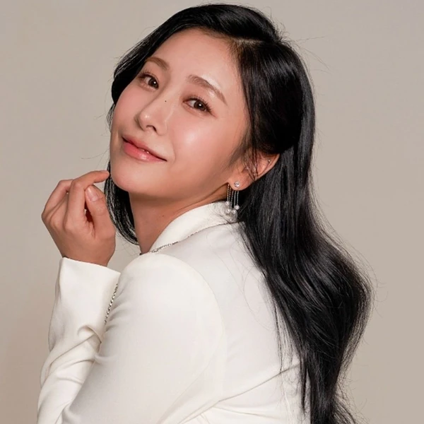 Popular photo full of fans’ love for Huh Chanmi