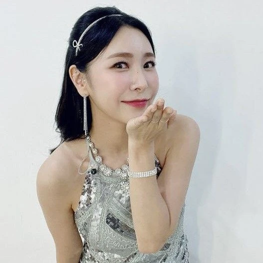 Popular photo full of fans’ love for Huh Chanmi