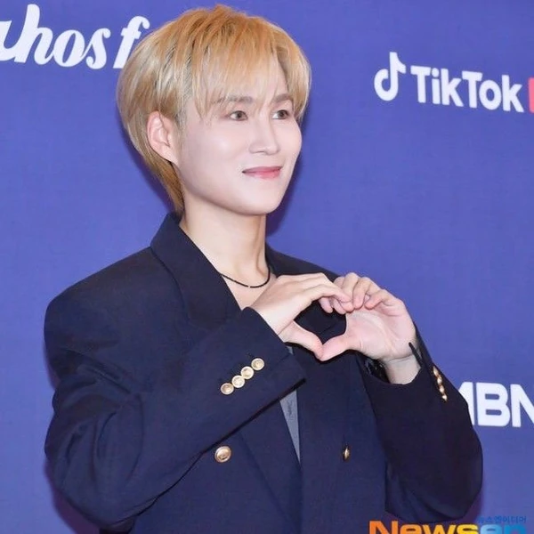 充满粉丝爱意的金熙栽人气照片