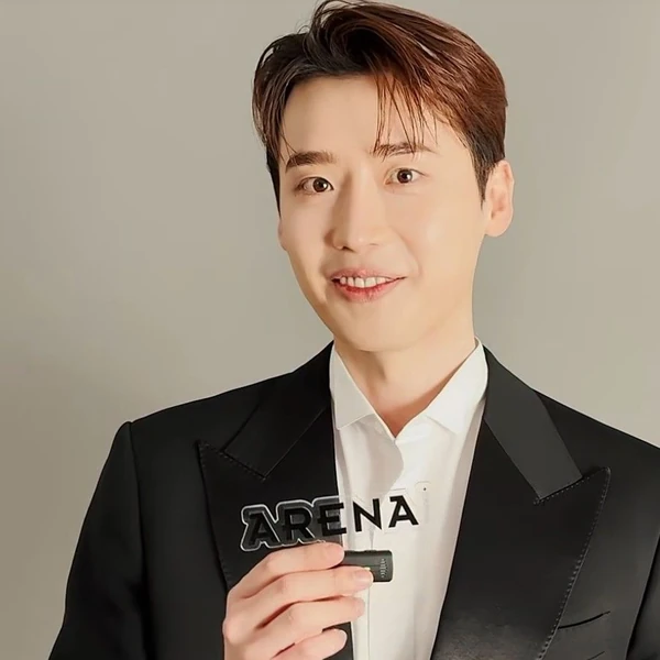 The most loved look of Lee Jongsuk today