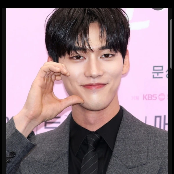 The most loved look of Hong Mingi today