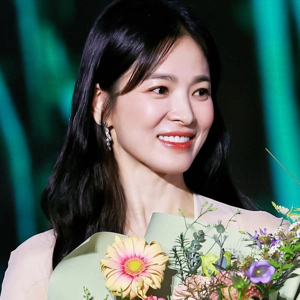 The most loved look of Song Hyekyo today