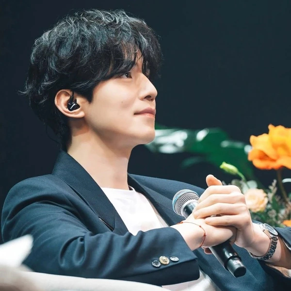 Popular photo full of fans’ love for Lee Dongwook