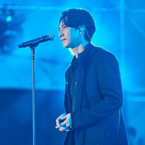 Popular photo full of fans’ love for Lee Seunggi