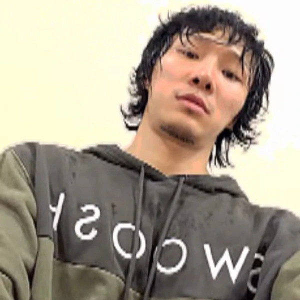 Popular photo full of fans’ love for Ki Moogan