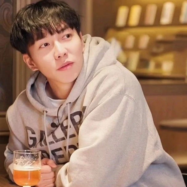 Popular photo full of fans’ love for Lee Seunggi