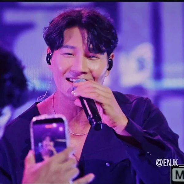 充满粉丝爱意的金钟国人气照片