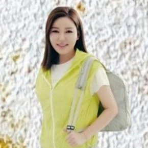 Popular photo full of fans’ love for Song Gain