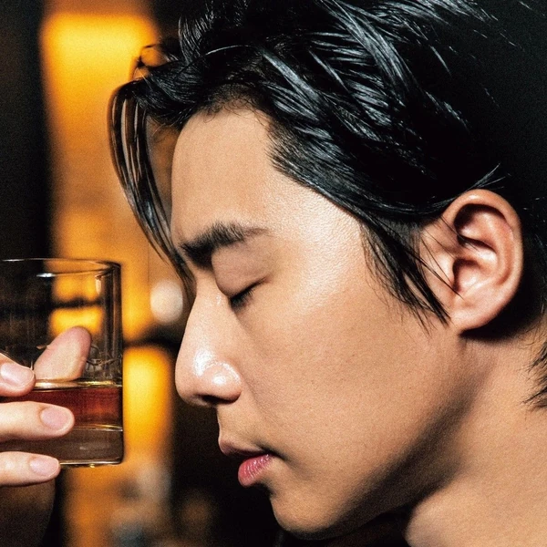 Popular photo full of fans’ love for Park Seojoon