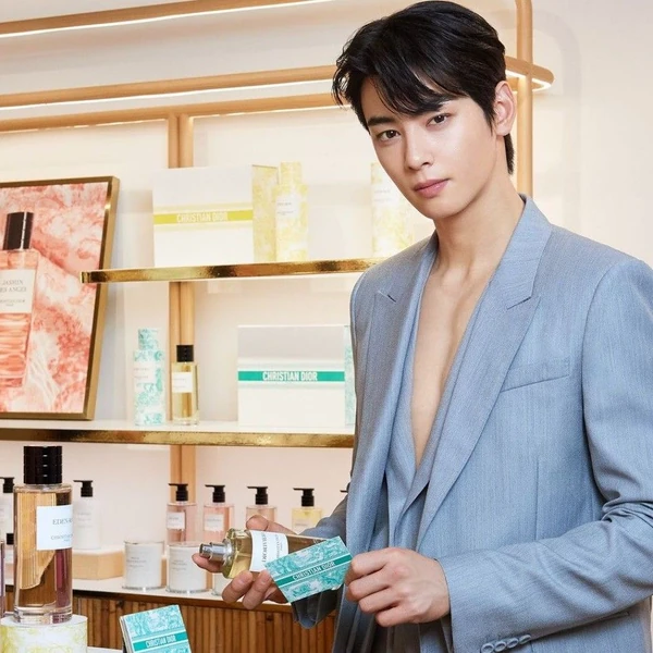 The most loved look of Cha Eunwoo today