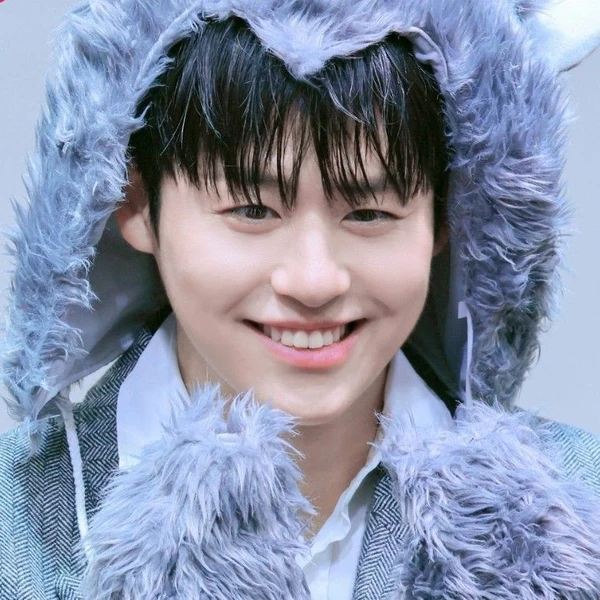 Popular photo full of fans’ love for Lee Solomon