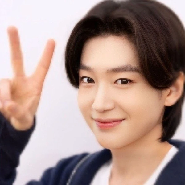 Foto populer Kim Yongbin yang penuh cinta dari penggemar