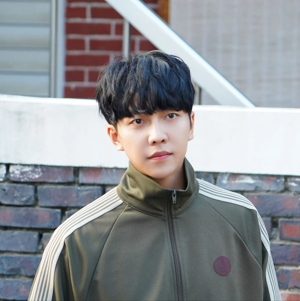 Popular photo full of fans’ love for Lee Seunggi