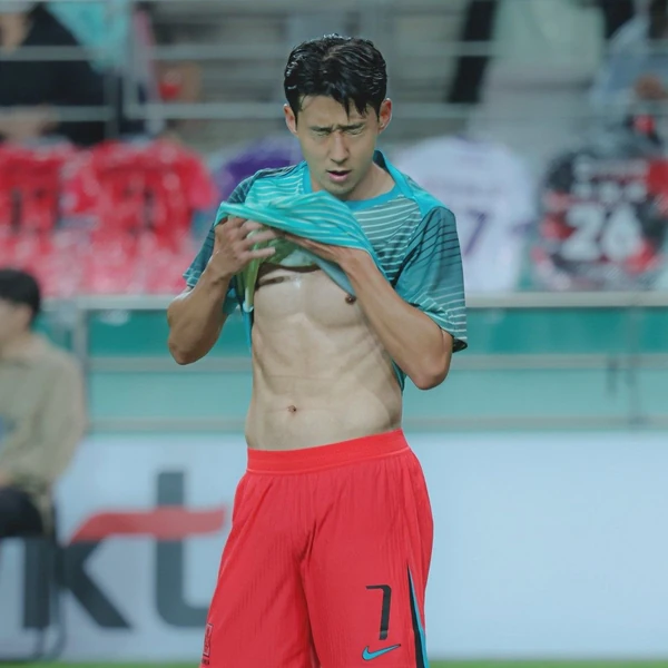 粉丝团打造的Son Heungmin第一名横幅帖子