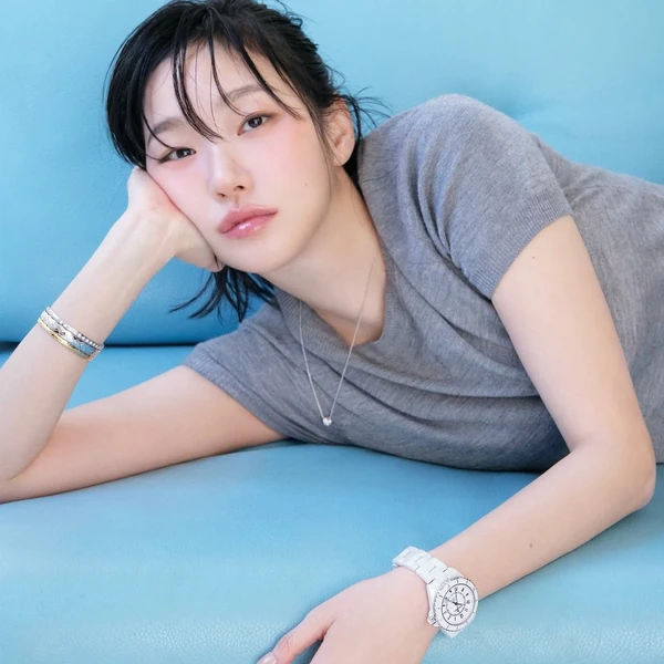 Foto populer Kim Goeun yang penuh cinta dari penggemar