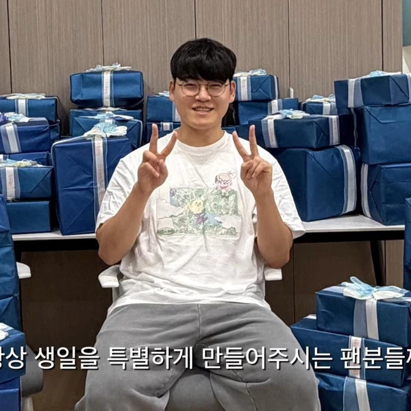 Foto profil terbaik Gumayusi hari ini di Choeaedol Celeb