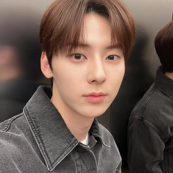 The most loved look of Hwang Minhyun today