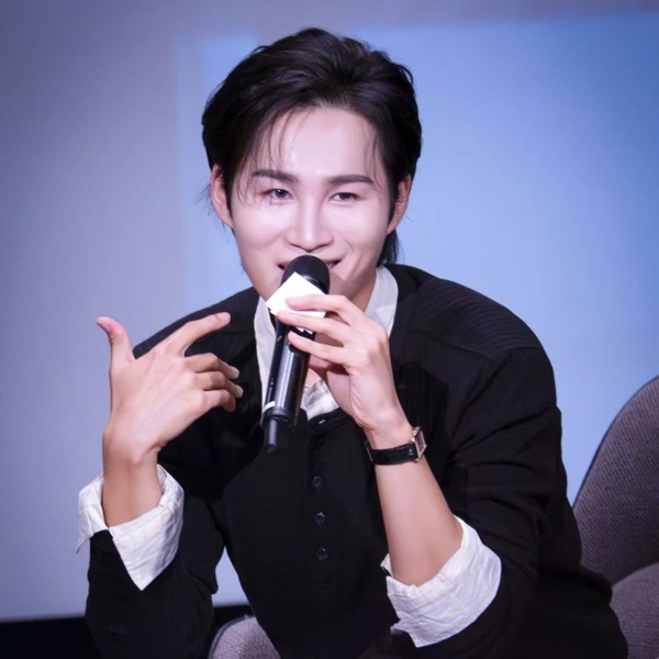 Foto populer Kim Heejae yang penuh cinta dari penggemar