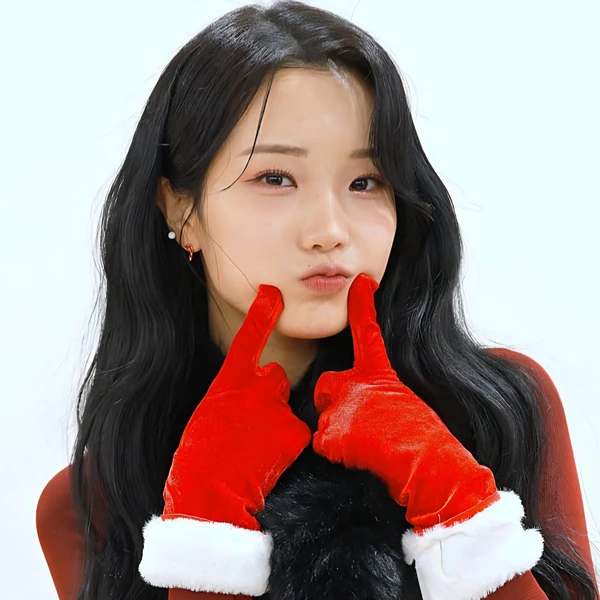 The most loved look of Kim Soyeon (2004) today