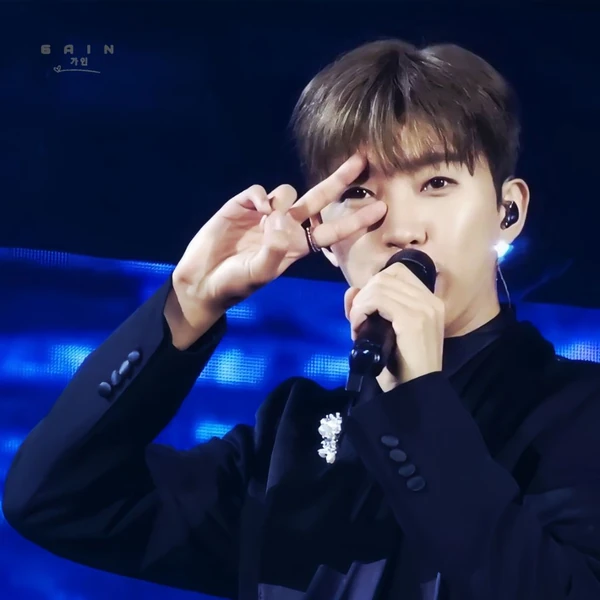 Foto populer Lim Youngwoong yang penuh cinta dari penggemar