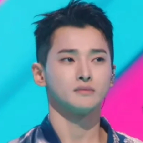 The most loved look of Seong Ri today