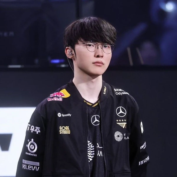 Today’s standout profile photo of Faker on Choeaedol Celeb