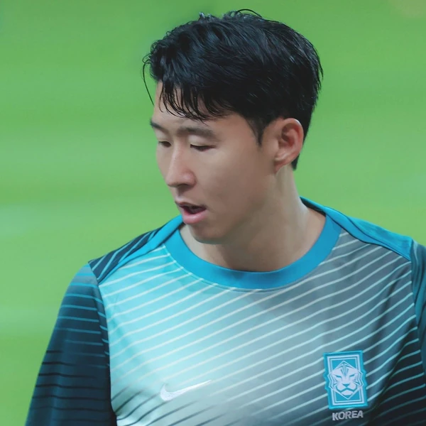 Foto utama yang menunjukkan pesona Son Heungmin