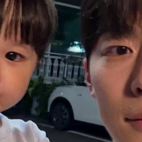 Popular photo full of fans’ love for Bae Inhyuk