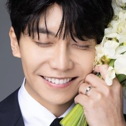 Penampilan Lee Seunggi yang paling disukai hari ini