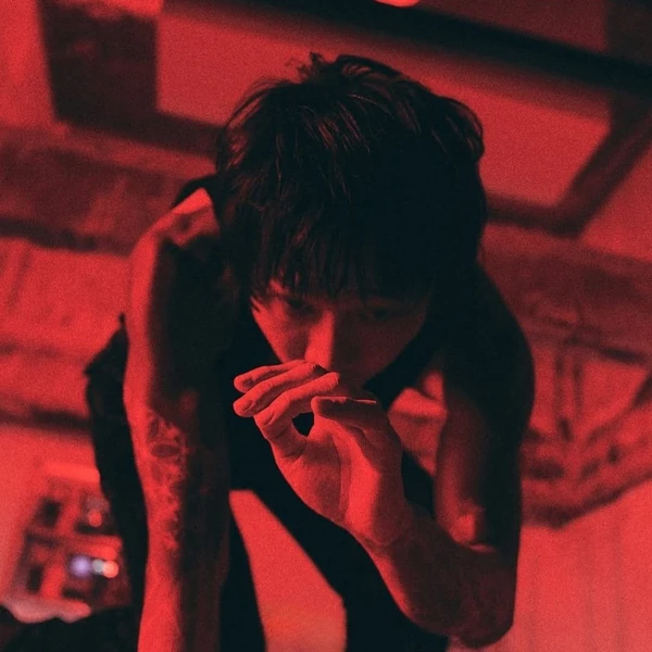 Popular photo full of fans’ love for Ki Moogan