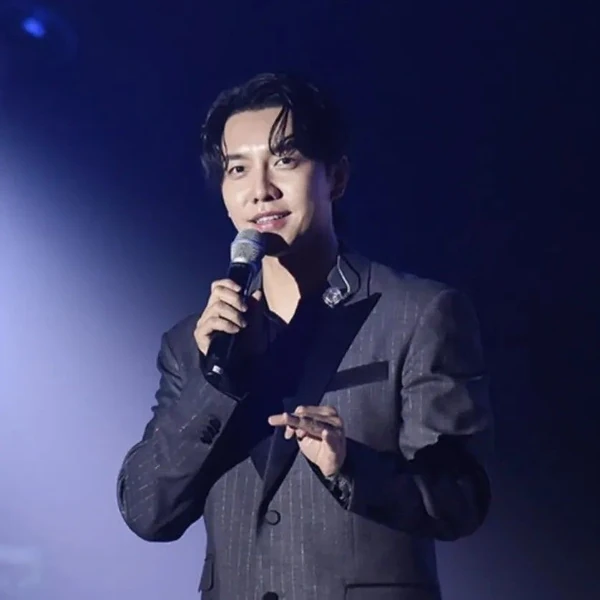 The most loved look of Lee Seunggi today