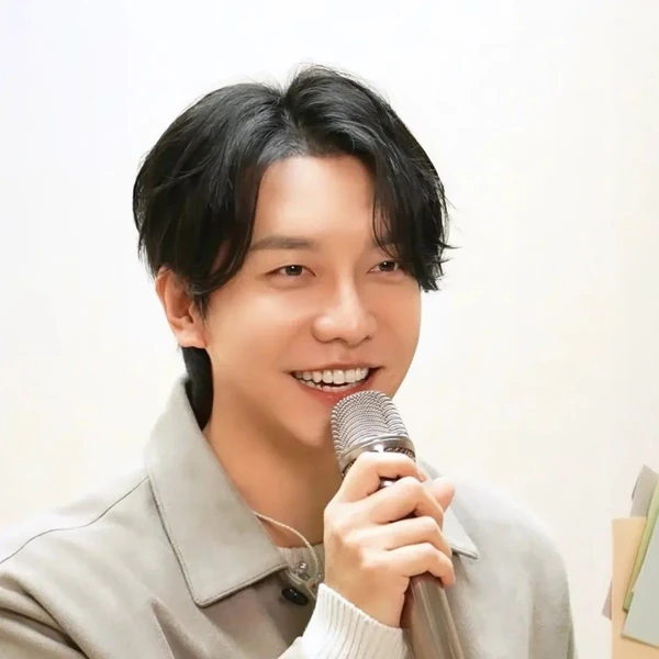 今天最受喜爱的李升基模样