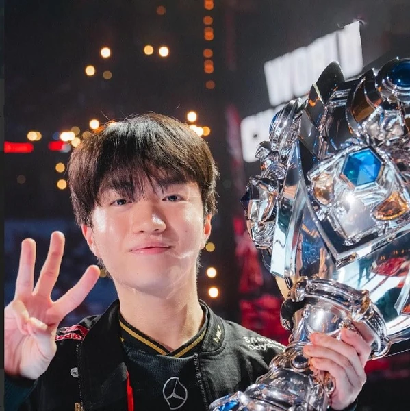 오늘 최애돌셀럽에서 빛나는 케리아의 대표 사진