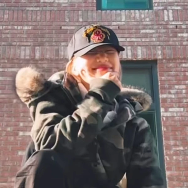 Popular photo full of fans’ love for BADA