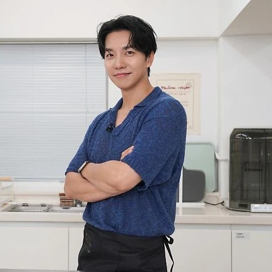 Foto populer Lee Seunggi yang penuh cinta dari penggemar