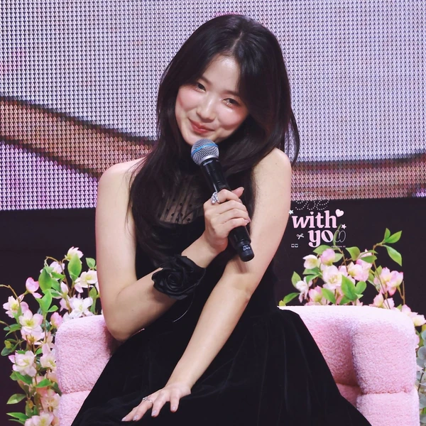 Popular photo full of fans’ love for Kim Hyeyoon