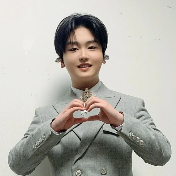 The most loved look of Park Sungon today