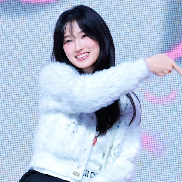 The most loved look of Kim Hyeyoon today