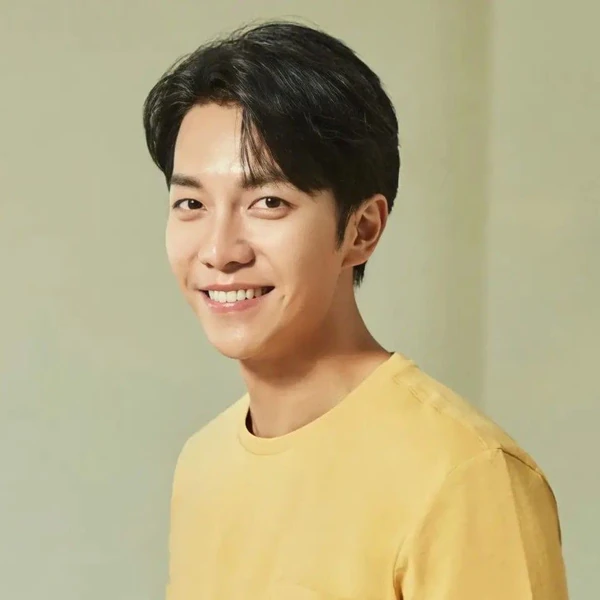 Foto populer Lee Seunggi yang penuh cinta dari penggemar