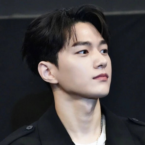 The most loved look of Kim Myungsoo (L) today