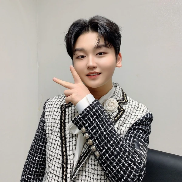 The most loved look of Park Sungon today