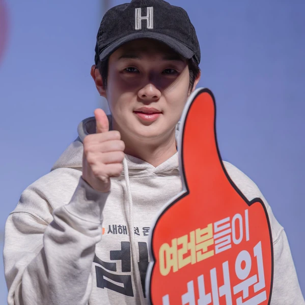 Popular photo full of fans’ love for Choi Wooshik