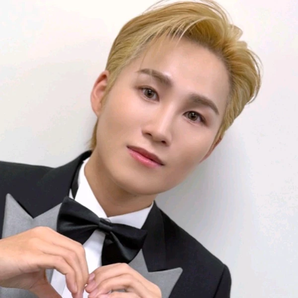 充满粉丝爱意的金熙栽人气照片