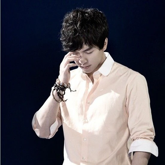 Foto populer Lee Seunggi yang penuh cinta dari penggemar